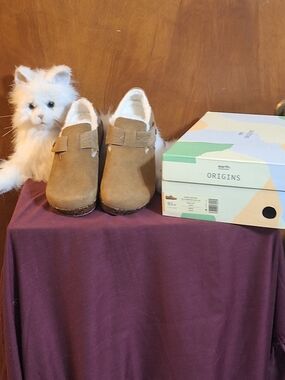 Earth Kids Tan Suede Slip-On Slippers with White Faux Fur Lining